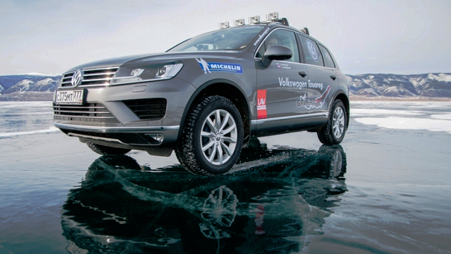 Озеро Байкал. Volkswagen Touareg на зимних шинах Michelin Latitude X-Ice North 2+